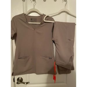 Figs set, worn a couple times. Casma top in XS and yola/tall/skinny size XS.